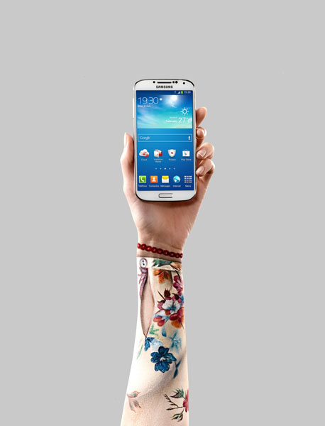 Photograph Eduardo Diaz Bourgeot Vodafone Hands 2 on One Eyeland